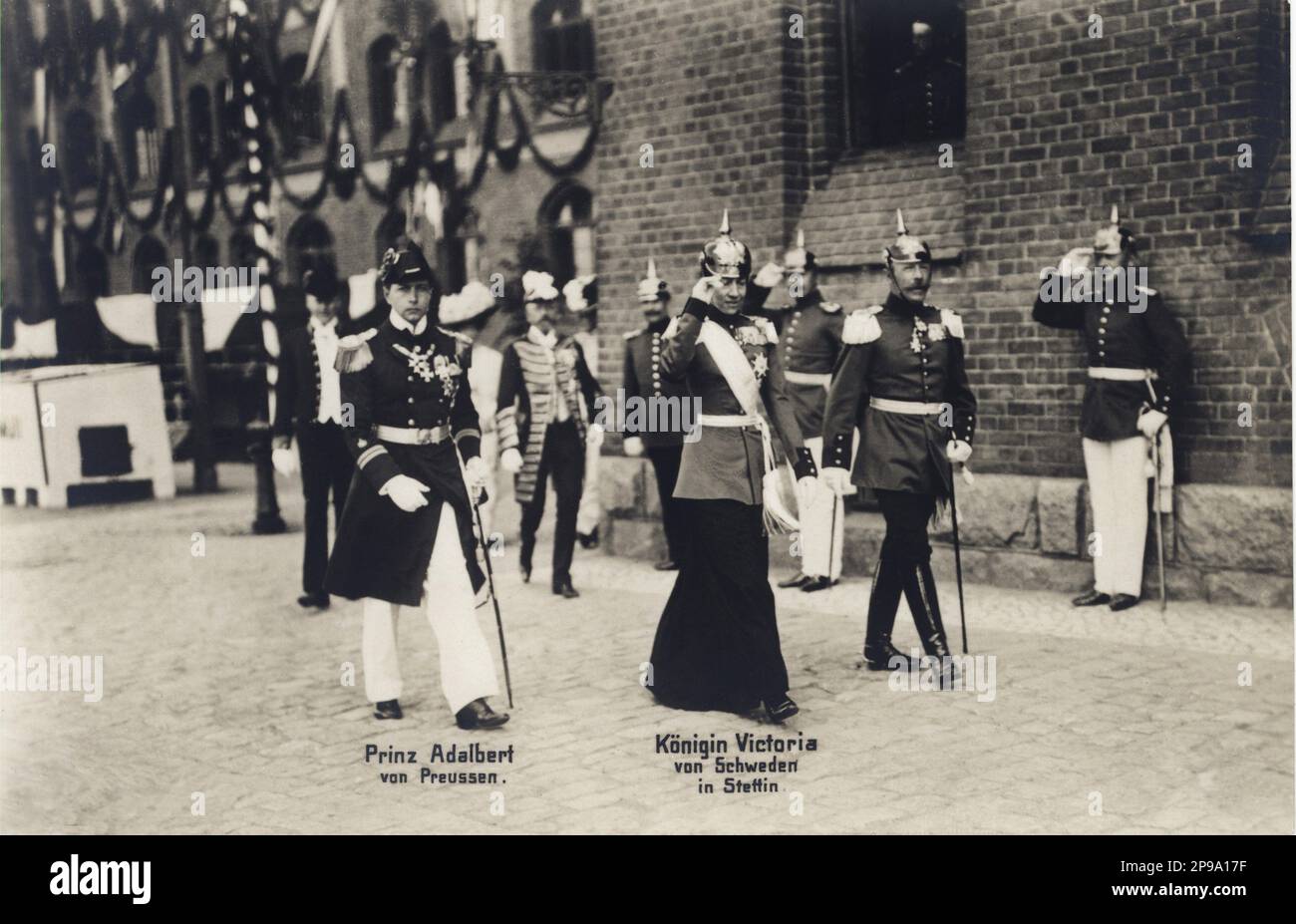 1909 , Berlino , Germania : Regina VITTORIA di SVEZIA (1862 - 1930 ), principessa di BADEN , sposata con il re GUSTAF V di SVEZIA BERNADOTTE (1858 - 1950 ), In questa foto in uniforme del Capitano del reggimento dei Fusilier Pomerani con il principe ADALBERTO di PRUSSIA in uniforme marina , figlio di Kaiser Willhelm II di Germania . Suo padre era il Granduca Federico i di Baden (figlio della Principessa Sophie di Svezia) e la Principessa Louise di Prussia (figlia unica di Guglielmo i di Germania e Augusta di Saxe-Weimar). Foto di T.H. Shumann e Sohn - REGINA - RE - NOBILTÀ - Nobiltà - REALI - REGALITÀ - ritratto Foto Stock