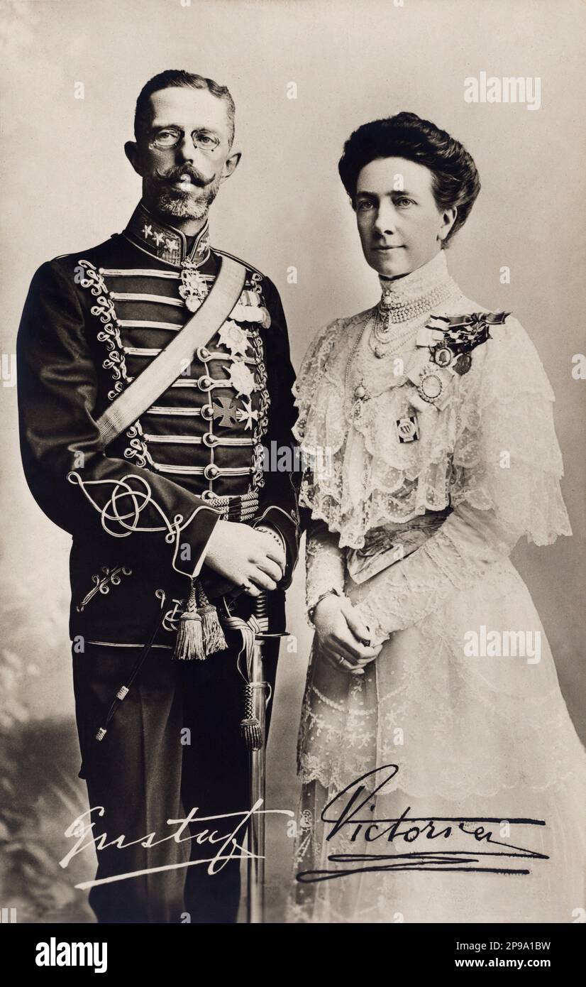1906 : Regina VITTORIA di SVEZIA (1862-1930), principessa Viktoria di BADEN, sposata con il re GUSTAF V di SVEZIA BERNADOTTE (1858-1950). Suo padre era il Granduca Federico i di Baden (figlio della Principessa Sophie di Svezia) e la Principessa Louise di Prussia (figlia unica di Guglielmo i di Germania e Augusta di Saxe-Weimar). Madre del futuro Re Foto Gustav VI Adolf di Svezia ( 1882 - 1973 ). Florman , Stocholm - REGINA - RE - NOBILTÀ - Nobiltà - REALI - ROYALTY - portrait - ritrato - perla - perle collana - collana di perle - perla - Casa DI BERNADOTTE - SVEZIA - NORVEGIA - r Foto Stock