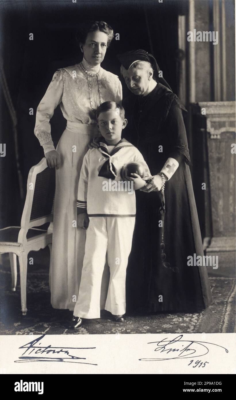 1915 : tre generazioni nella stessa foto . Regina VITTORIA di SVEZIA ( 1862 - 1930 ), principessa DI BADEN , sposata con il re GUSTAF V di SVEZIA BERNADOTTE ( 1858 - 1950 ) . Suo padre era il Granduca Federico i di Baden (figlio della Principessa Sophie di Svezia) e la Principessa Louise di Prussia (figlia unica di Guglielmo i di Germania e Augusta di Saxe-Weimar). In questa foto con sua madre LOUISE DI PRUSSIA e il nipote principe SIGVARD di SVEZIA Duca di Upplan ( 1907 - 2002 ) per il beneficio DELLA CROCE ROSSA di Baden . Il principe Sigvard era il secondo figlio del futuro re Gustav VI Adolf di Svezia e hi Foto Stock