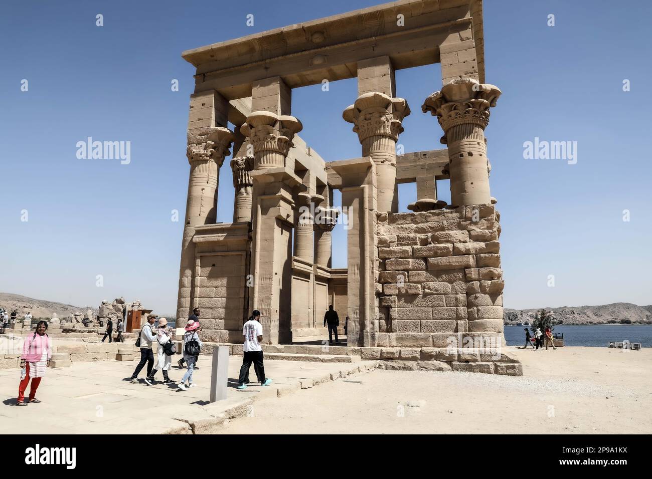 Assuan, Egitto. 10th Mar, 2023. I turisti visitano il complesso del tempio di file ad Assuan, Egitto, il 9 marzo 2023. Il numero di turisti in Egitto è sceso a circa 3,7 milioni nel 2020 a causa della pandemia COVID-19, dopo che ha visto un boom nel 2019 con oltre 13 milioni di visitatori nel paese nordafricano, secondo i dati ufficiali. Si è gradualmente ripreso a circa 8 milioni nel 2021 e ha fiorito ulteriormente nel corso del 2022 fino a raggiungere un numero quasi pre-pandemico. Credit: Ahmed Gomaa/Xinhua/Alamy Live News Foto Stock
