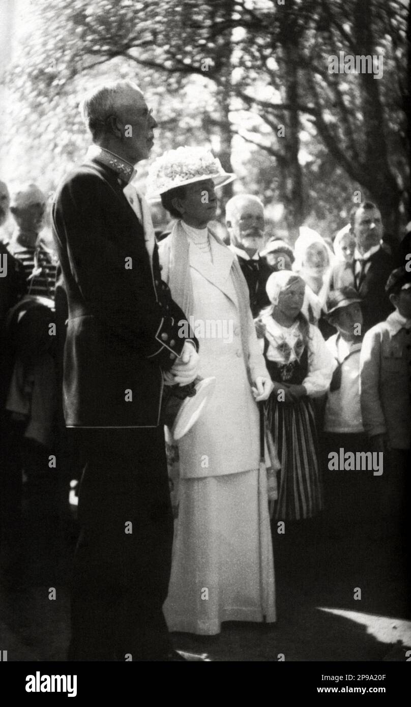 1925 ca, Svezia : Regina VITTORIA di SVEZIA ( 1862 - 1930 ), nata principessa Viktoria di BADEN , sposata con il futuro re GUSTAF V di SVEZIA BERNADOTTE ( 1858 - 1950 ). Suo padre era il Granduca Federico i di Baden (figlio della Principessa Sophie di Svezia) e la Principessa Louise di Prussia (figlia unica di Guglielmo i di Germania e Augusta di Saxe-Weimar). Madre del futuro Re Foto Gustav VI Adolf di Svezia ( 1882 - 1973 ). - REGINA - RE - NOBILTÀ - Nobiltà - REALI - ROYALTY - ritratto - ritrato - collana - collana - Casa DI BERNADOTTE - SVEZIA - NORVEGIA - royalty - nobili - Nobiltà Foto Stock