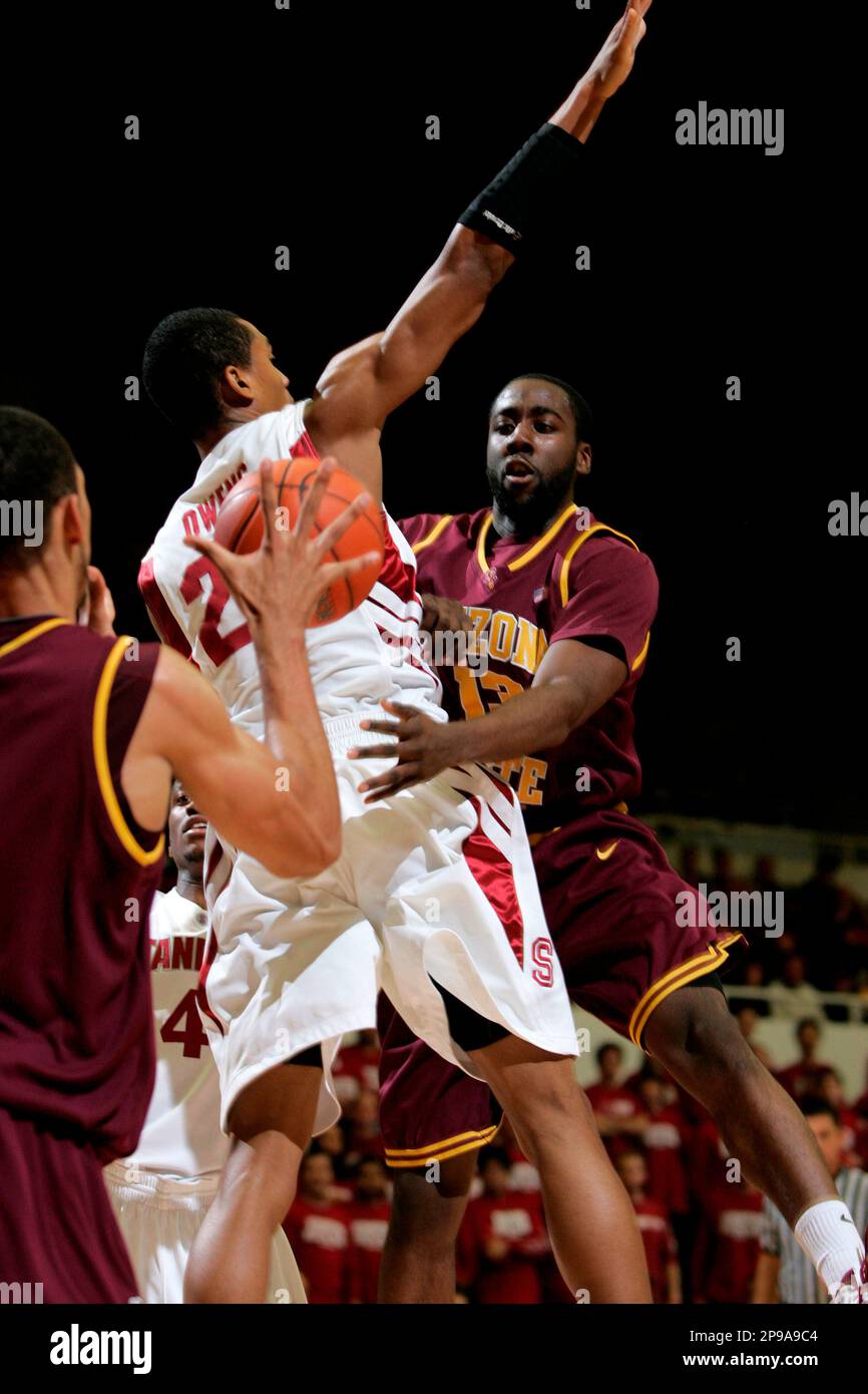 Arizona State's James Harden, right, passes to Jeff Pendergraph, left, as Stanford's Josh Owens, center, defends, in the first half of an NCAA college basketball game in Stanford, Calif., Friday, Jan. 2, 2009. (AP Photo/Marcio Jose Sanchez) Foto Stock