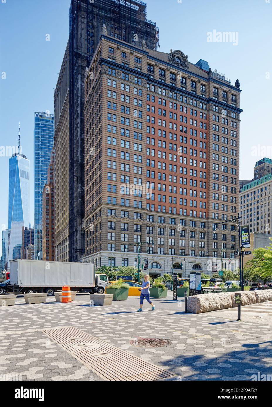 Quartiere finanziario di New York: L'imponente edificio in mattoni, pietra e terra cotta Whitehall è ora un edificio residenziale e di uffici a uso misto. Foto Stock