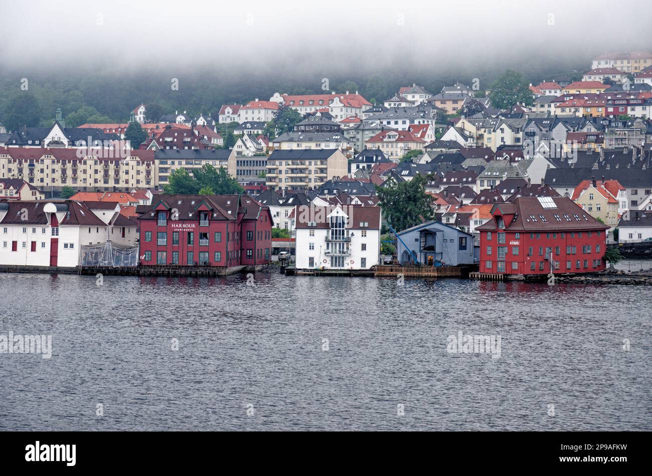 Vista offshore sul porto di Vagen fino al lungomare di Torget e al Monte Ulriken sopra la storica città di Bergen, Norvegia, Scandinavia. 19th luglio 2012 Foto Stock