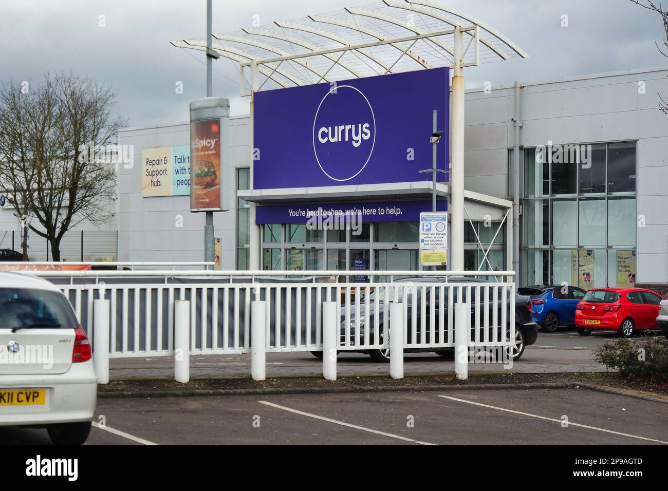 British Super Markets e Business e strade con traffico. Riprese aeree dei magazzini del Commercial Retail Park e del Centro commerciale Foto Stock
