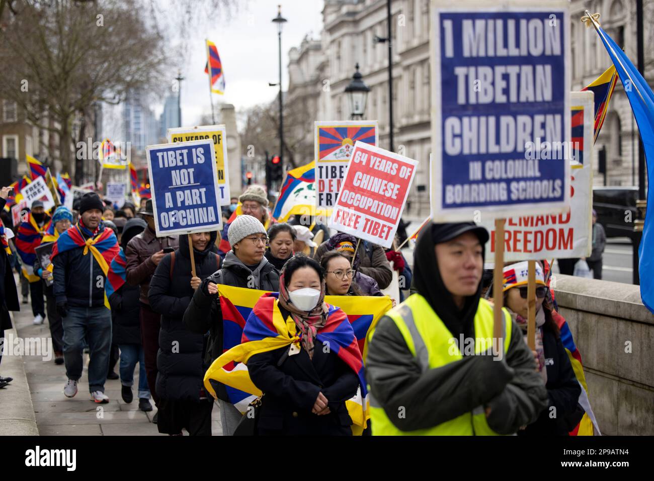 Londra, Regno Unito. 10th Mar, 2023. I manifestanti sono in possesso di cartelli che esprimono la loro opinione durante la manifestazione. Centinaia di tibetani residenti a Londra hanno marciato da Downing Street all'ambasciata cinese a Londra in occasione del 64th° anniversario della Giornata nazionale tibetana di rivolta. La marcia commemora decine di migliaia di tibetani che si sono alzati contro l'invasione e l'occupazione illegale della loro patria da parte della Cina il 10th marzo 1959. Credit: SOPA Images Limited/Alamy Live News Foto Stock