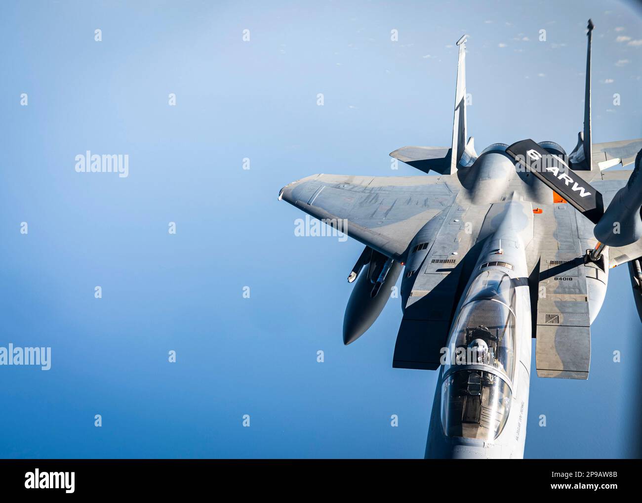 Una F-15 Eagle assegnata alla 96th Test Wing, Eglin Air Force base, Florida, riceve carburante da un KC-135 Stratotanker assegnato alla 6th Air Refueling Wing, MacDill Air Force base, Florida, sul Golfo del Messico, 8 marzo 2023. Il rifornimento aereo fornito da un aeromobile autocisterna consente al F-15 e ad altri aeromobili di rimanere in aria più a lungo ed evitare l'atterraggio in zone di combattimento contese. (STATI UNITI Air Force foto di Senior Airman Lauren Cobin) Foto Stock