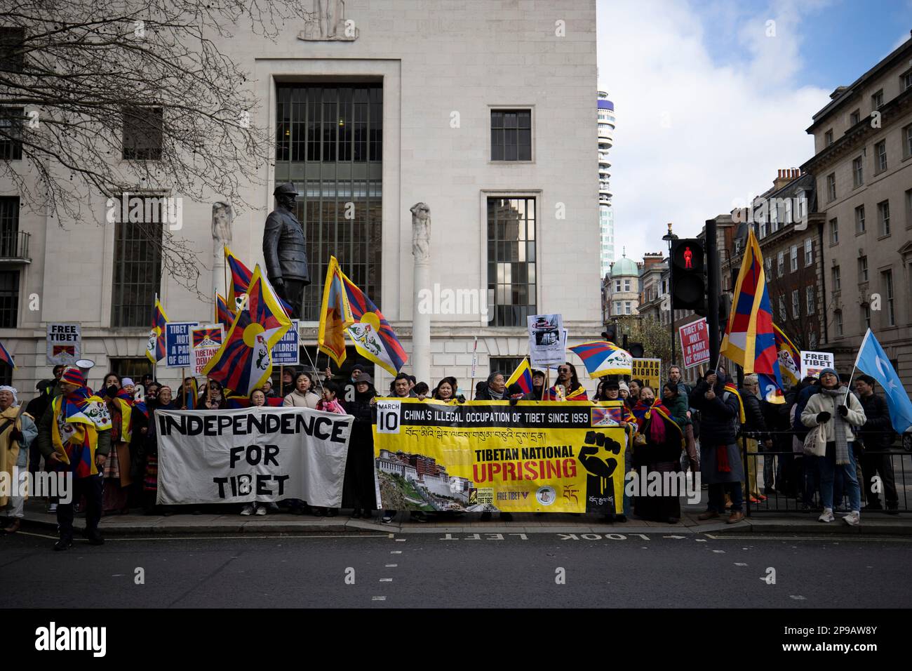 Londra, Regno Unito. 10th Mar, 2023. I manifestanti hanno bandiere e striscioni tibetani durante la Giornata Nazionale delle insuriazioni tibetane. Centinaia di tibetani residenti a Londra hanno marciato da Downing Street all'ambasciata cinese a Londra in occasione del 64th° anniversario della Giornata nazionale tibetana di rivolta. La marcia commemora decine di migliaia di tibetani che si sono alzati contro l'invasione e l'occupazione illegale della loro patria da parte della Cina il 10th marzo 1959. Credit: SOPA Images Limited/Alamy Live News Foto Stock