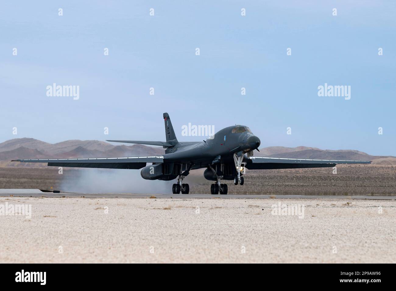 Un ballerino B-1 assegnato a 28th Bomb Wing, Ellsworth Air Force base, South Dakota, atterra per prepararsi per Red Flag-Nellis 23-2 alla Nellis Air Force base, Nevada, 8 marzo 2023. Il 414th Combat Training Squadron esegue esercizi con bandiera rossa per fornire agli equipaggi l'esperienza di molteplici e intense armi da combattimento nella sicurezza di un ambiente di allenamento. (STATI UNITI Foto dell'Aeronautica militare di William R. Lewis) Foto Stock