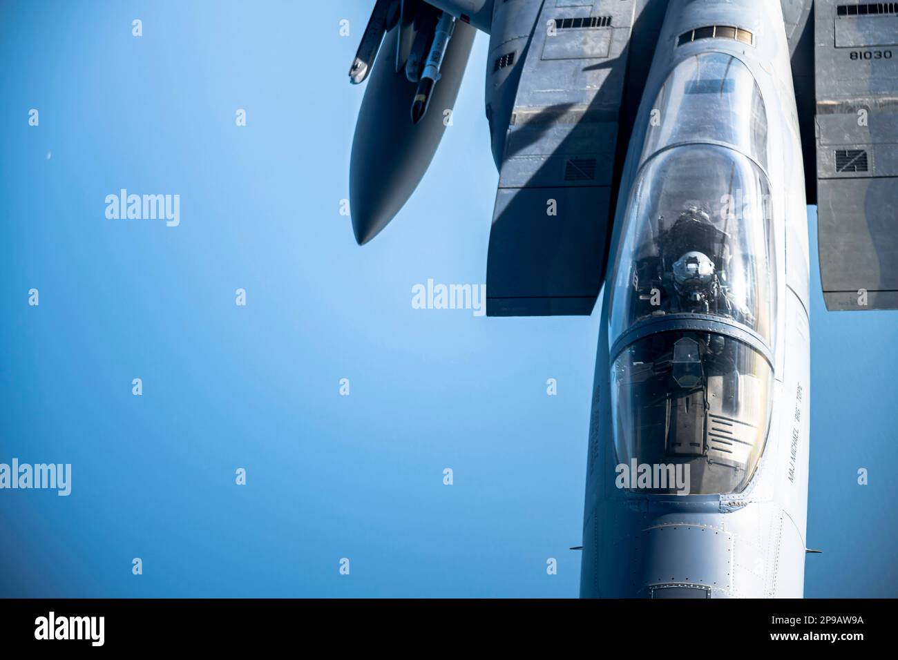 Una F-15 Strike Eagle assegnata alla 96th Test Wing, Eglin Air Force base, Florida, si avvicina a un KC-135 Stratotanker assegnato alla 6th Air Refuelling Wing, MacDill Air Force base, Florida, per il rifornimento sul Golfo del Messico, 8 marzo 2023. Il rifornimento aereo fornito da un aeromobile autocisterna consente al F-15 e ad altri aeromobili di rimanere in aria più a lungo ed evitare l'atterraggio in zone di combattimento contese. (STATI UNITI Air Force foto di Senior Airman Lauren Cobin) Foto Stock