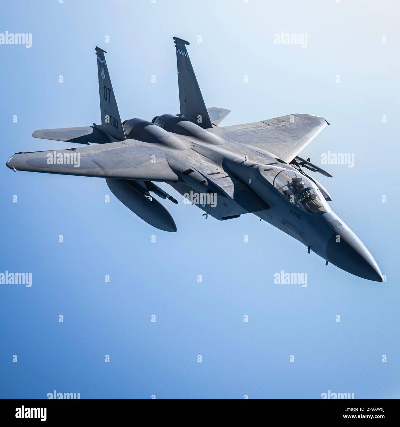 Una F-15 Strike Eagle assegnata alla 96th Test Wing, Eglin Air Force base, Florida, si avvicina a un KC-135 Stratotanker assegnato alla 6th Air Refuelling Wing, MacDill Air Force base, Florida, per il rifornimento sul Golfo del Messico, 8 marzo 2023. Il rifornimento aereo fornito da un aeromobile autocisterna consente al F-15 e ad altri aeromobili di rimanere in aria più a lungo ed evitare l'atterraggio in zone di combattimento contese. (STATI UNITI Air Force foto di Senior Airman Lauren Cobin) Foto Stock