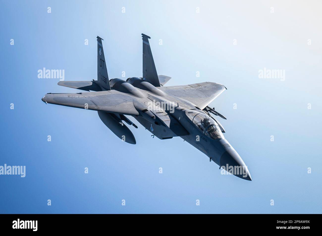 Una F-15 Strike Eagle assegnata alla 96th Test Wing, Eglin Air Force base, Florida, si avvicina a un KC-135 Stratotanker assegnato alla 6th Air Refuelling Wing, MacDill Air Force base, Florida, per il rifornimento sul Golfo del Messico, 8 marzo 2023. Il rifornimento aereo fornito da un aeromobile autocisterna consente al F-15 e ad altri aeromobili di rimanere in aria più a lungo ed evitare l'atterraggio in zone di combattimento contese. (STATI UNITI Air Force foto di Senior Airman Lauren Cobin) Foto Stock