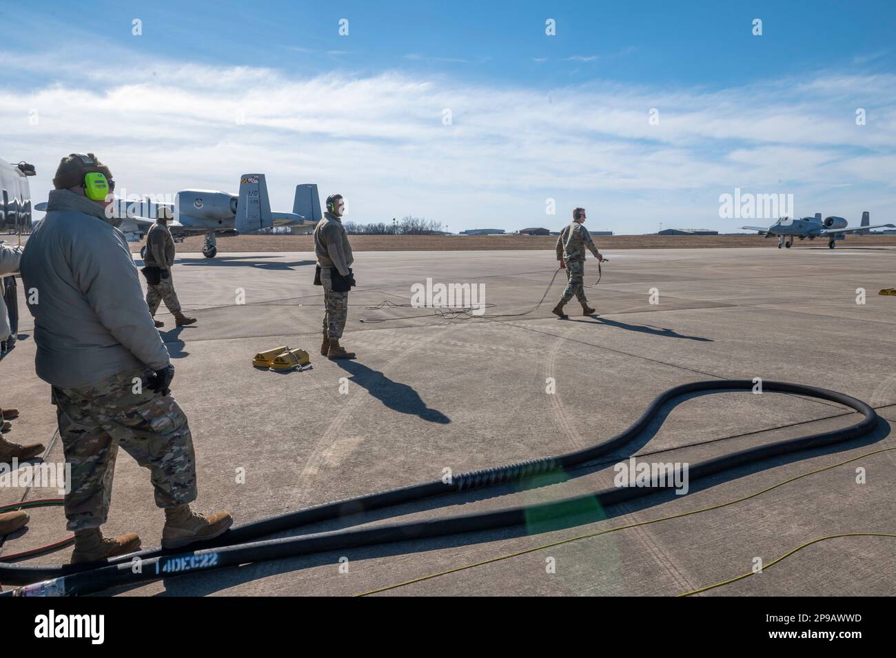 Due Velivoli A-10C Thunderbolt II della @175thWing, Maryland Air National Guard, volarono verso Shepherd Field, Martinsburg, West Virginia, 11 febbraio, per una missione di allenamento di rifornimento con Airmen del 167th Fuels Management Flight. Il rifornimento a caldo è il trasferimento di carburante da una fonte non aerea a un aeromobile con uno o più motori in funzione ed è uno dei diversi tipi di operazioni di rifornimento specializzate che aumentano l'efficienza e la flessibilità per gli aeromobili per condurre operazioni Agile Combat Employment. (STATI UNITI Foto della Guardia Nazionale aerea di Senior Master Sgt. Emily Beightol-Deyerle) Foto Stock