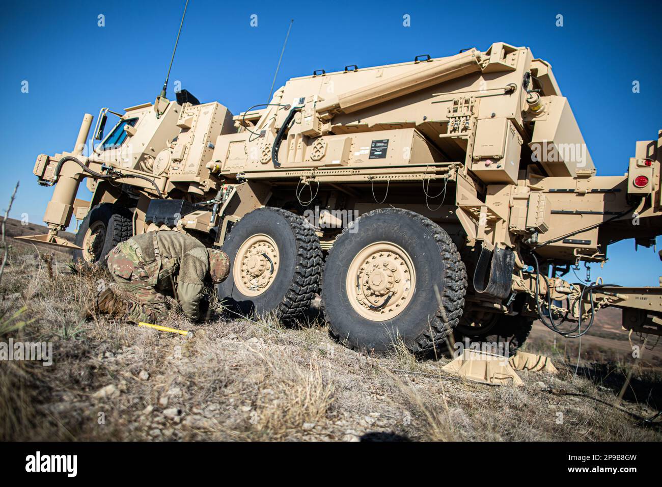 I soldati assegnati alla sede centrale di Battery, 45th Field Artillery Brigade, si preparano per il loro addestramento di pre-mobilitazione, Fort Sill, Oklahoma, 16 novembre 2022. I cittadini-soldati stanno dispiegando negli Stati Uniti Centrale di comando e fungerà da quartier generale per le forze allineate a livello regionale. Foto Stock
