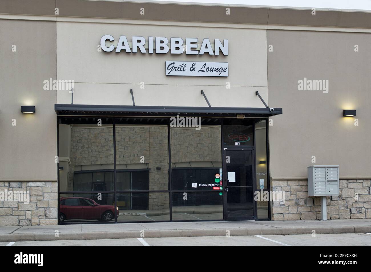 Humble, Texas USA 02-26-2023: Ristorante grill e sala traks Caribbean Grill and Lounge, esterno business a Humble, Texas. Lounge bar locale e ristorante giamaicano, vista frontale. Foto Stock