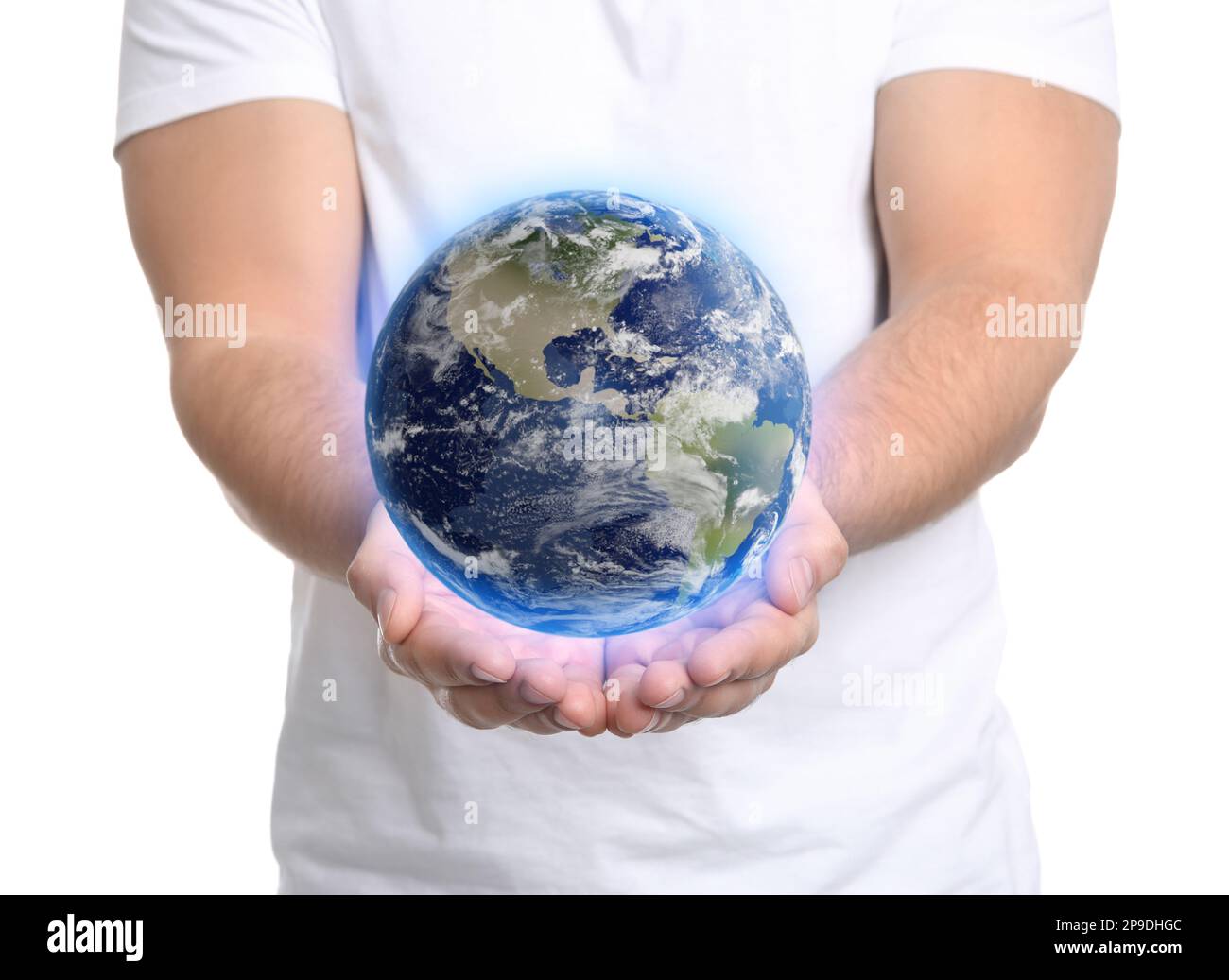 Il mondo nelle nostre mani. Uomo in possesso di un modello digitale della Terra su sfondo bianco, vista in primo piano Foto Stock