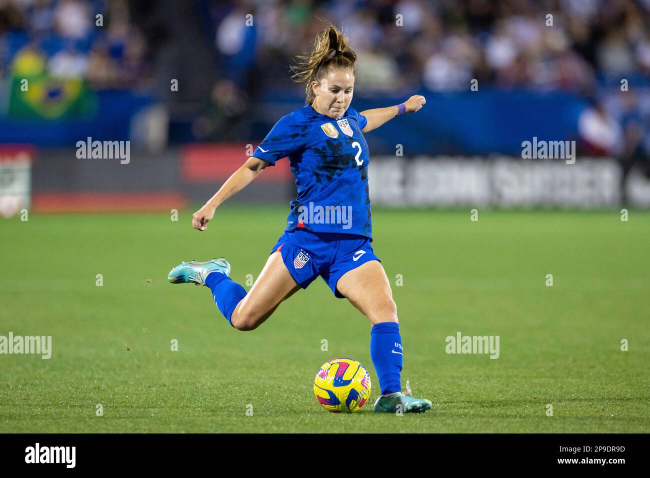 FRISCO, TX - FEBRUARY 22: United States midfielder Ashley Sanchez (#2) crosses the ball during the SheBelieves Cup women's soccer match between the United States and Brazil on February 22, 2023 at Toyota Stadium in Frisco, Texas. (Photo by Matthew Visinsky/Icon Sportswire) (Icon Sportswire via AP Images) Foto Stock