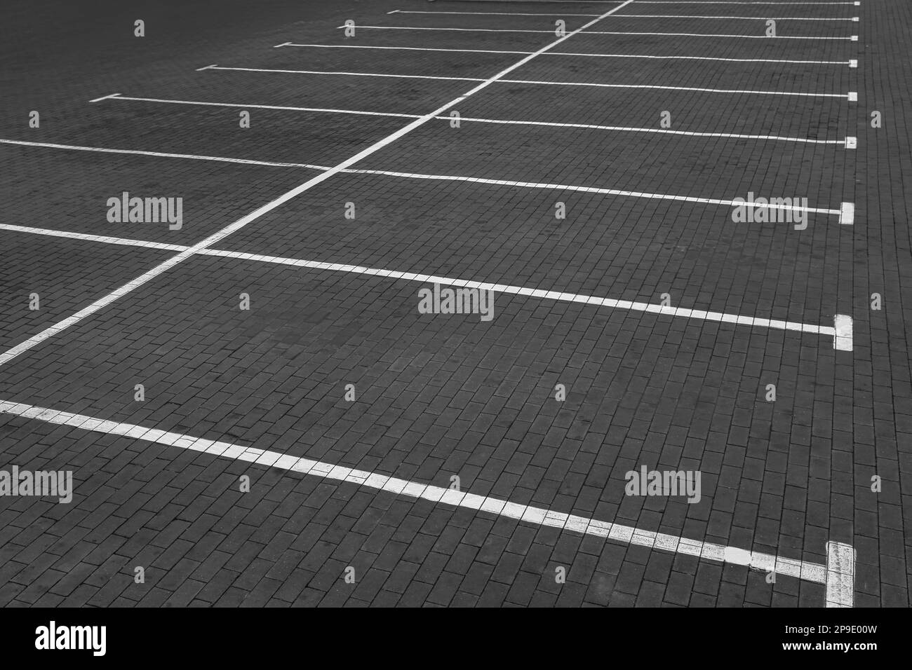 Parcheggi vuoti con linee bianche all'aperto Foto Stock Parcheggi vuoti con linee bianche all'aperto Foto Stock