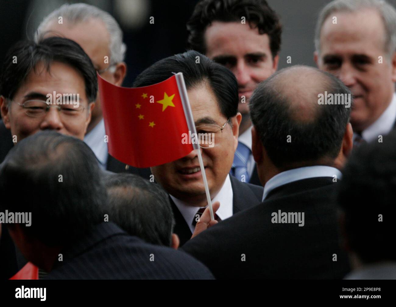 China's President Hu Jintao, center, is welcomed upon his arrival at the Juan Santamaria International Airport in Alajuela, on the outskirts of San Jose, Sunday, Nov. 16, 2008. Hu Jintao is on a two-day official visit to Costa Rica. (AP Photo/Rodrigo Abd) Foto Stock
