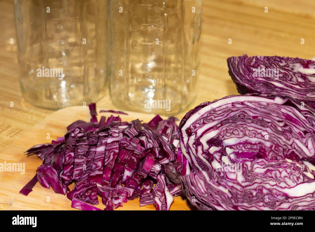 Il cavolo crudo rosso porpora viene preparato per essere messo in vasetti di vetro per la fermentazione Foto Stock