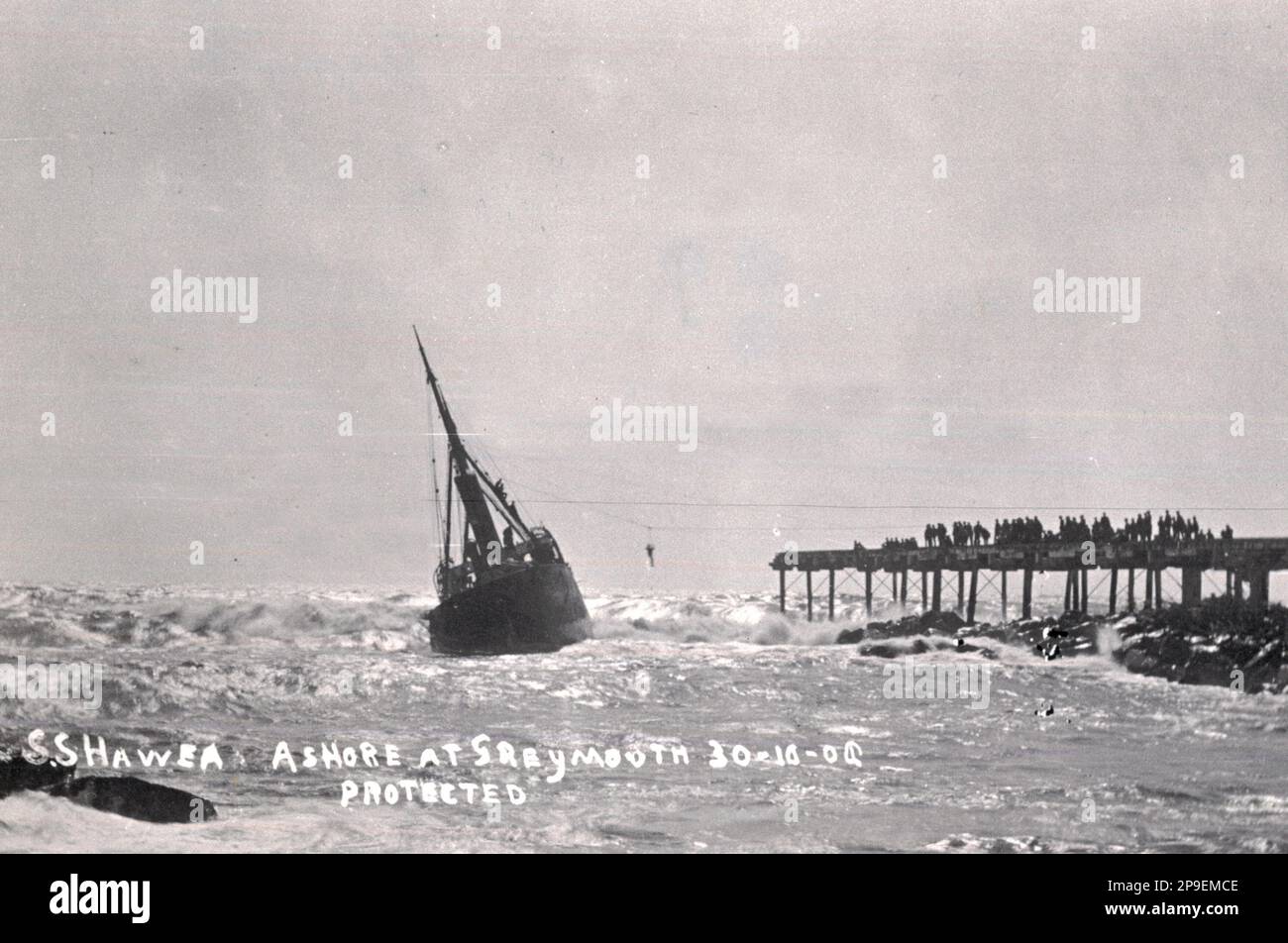 L'equipaggio è stato salvato dal piroscafo Hawea, che è stato lavato sul frangiflutti nord dopo essere stato colpito da un'onda pesante a Greymouth, Westland, Nuova Zelanda, il 30.10.1908, e divenne un relitto totale. Tutti i membri dell'equipaggio sono fuggiti dal piroscafo a vite in acciaio, che pesava 1758 tonnellate lorde e aveva un registro netto di 1114 tonnellate. Foto Stock