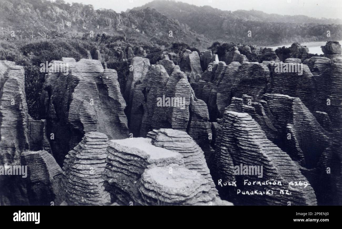 Cartolina di formazioni rocciose di pancake a Punakaiki, Westland, Nuova Zelanda, probabilmente 1920s. Foto Stock