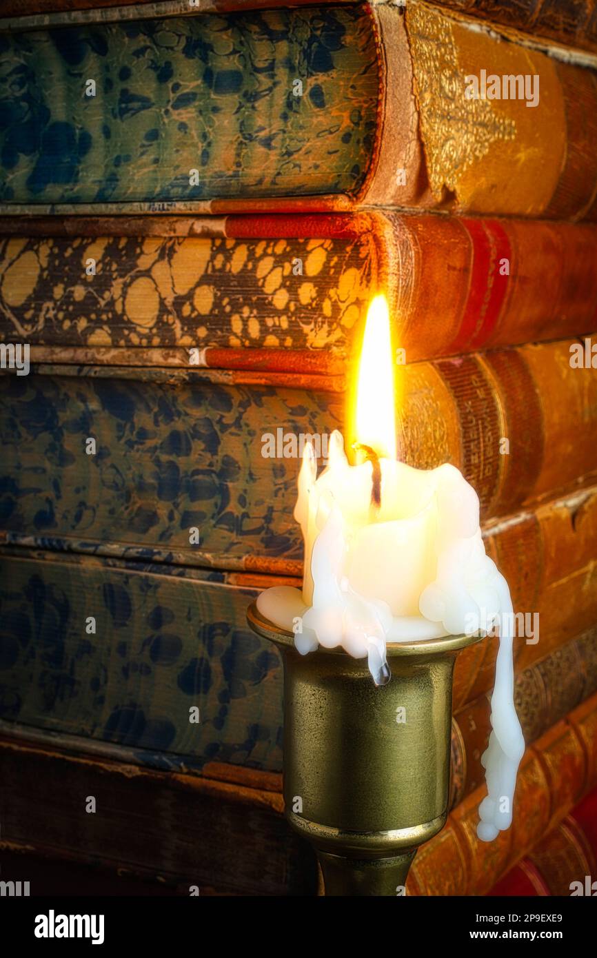 Melting Candle e Vintage Books Foto Stock