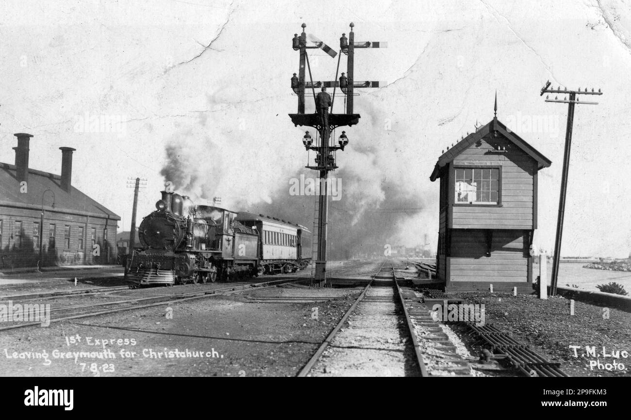 Il primo treno espresso parte dal porto di Greymouth, Westland, per Christchurch. Nuova Zelanda, utilizzando il tunnel Otira appena completato, 1923. Foto Stock