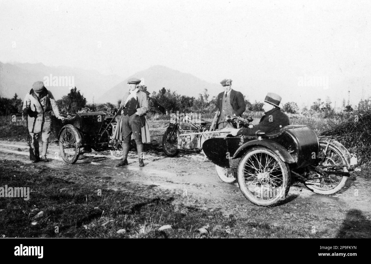Gli uomini si preparano per un viaggio di caccia, Westland, Nuova Zelanda; all'inizio del 1900s Foto Stock