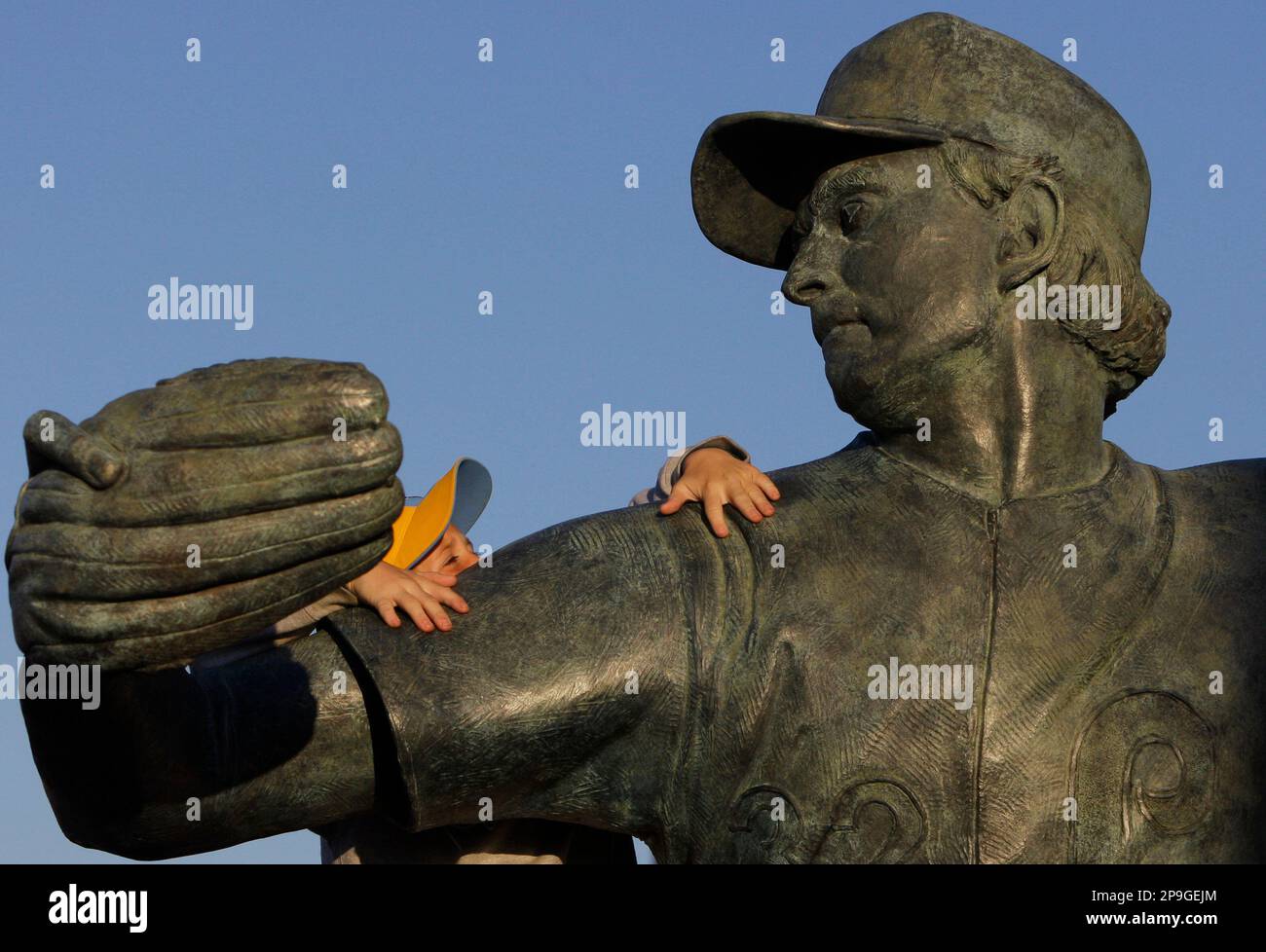 Keenan Carlin, 11, of Drexel Hill, Penn., climbs a statue of Steve Carlton outside Citizen Bank Park before Game 4 of the baseball World Series between the Philadelphia Phillies and Tampa Bay Rays in Philadelphia, Sunday, Oct. 26, 2008. (AP Photo/Julie Jacobson) Foto Stock