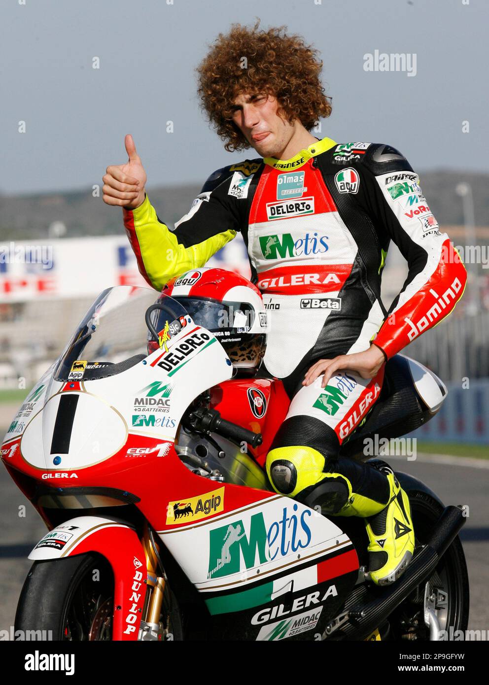 250cc World Champion Marco Simoncelli of Italy poses on his Gilera after winning the Valencia Motorcycle Grand Prix, the last race of the season, in Cheste, just outside Valencia, Spain Sunday Oct. 26, 2008. (AP Photo/Alberto Saiz) Foto Stock
