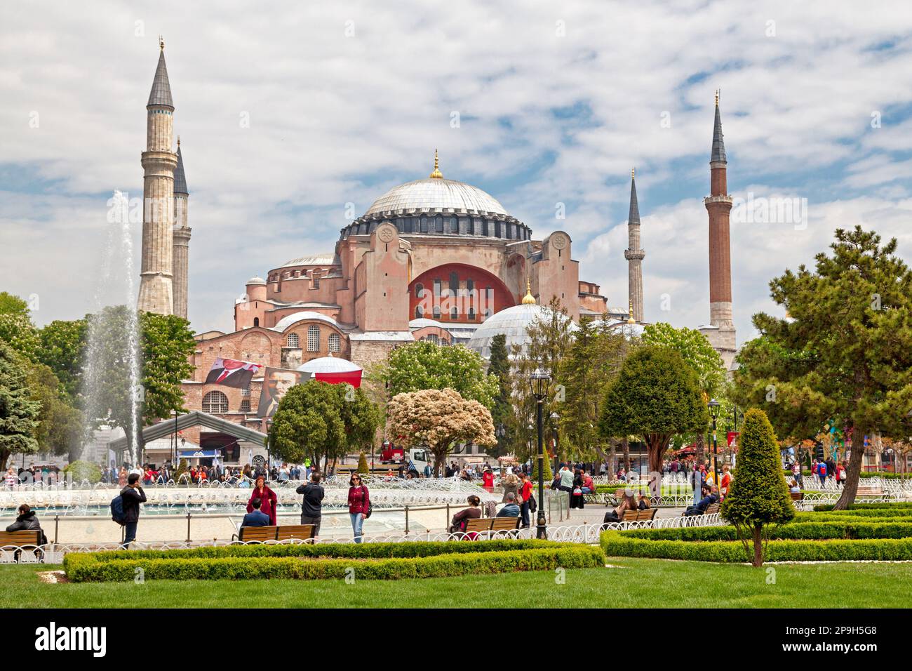Istanbul, Turchia - 09 2019 maggio: La Hagia Sophia è l'ex cattedrale patriarcale cristiana greco-ortodossa, più tardi una moschea imperiale ottomana e no Foto Stock