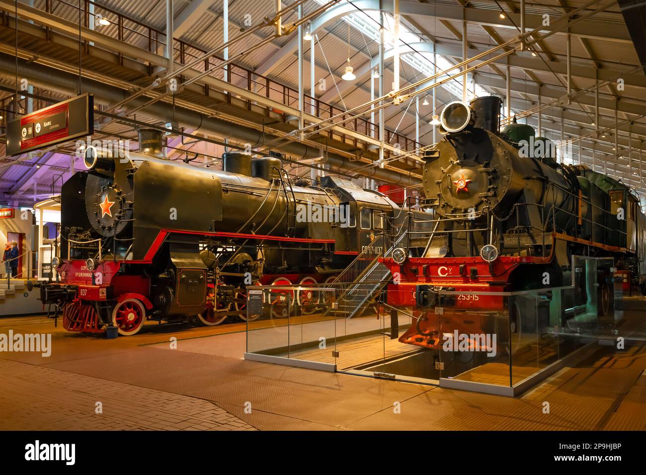 SAN PIETROBURGO, RUSSIA - 12 GENNAIO 2022: Vecchie locomotive a vapore sovietiche della serie 'SO-17' e 'su' nel Museo delle Ferrovie russe Foto Stock