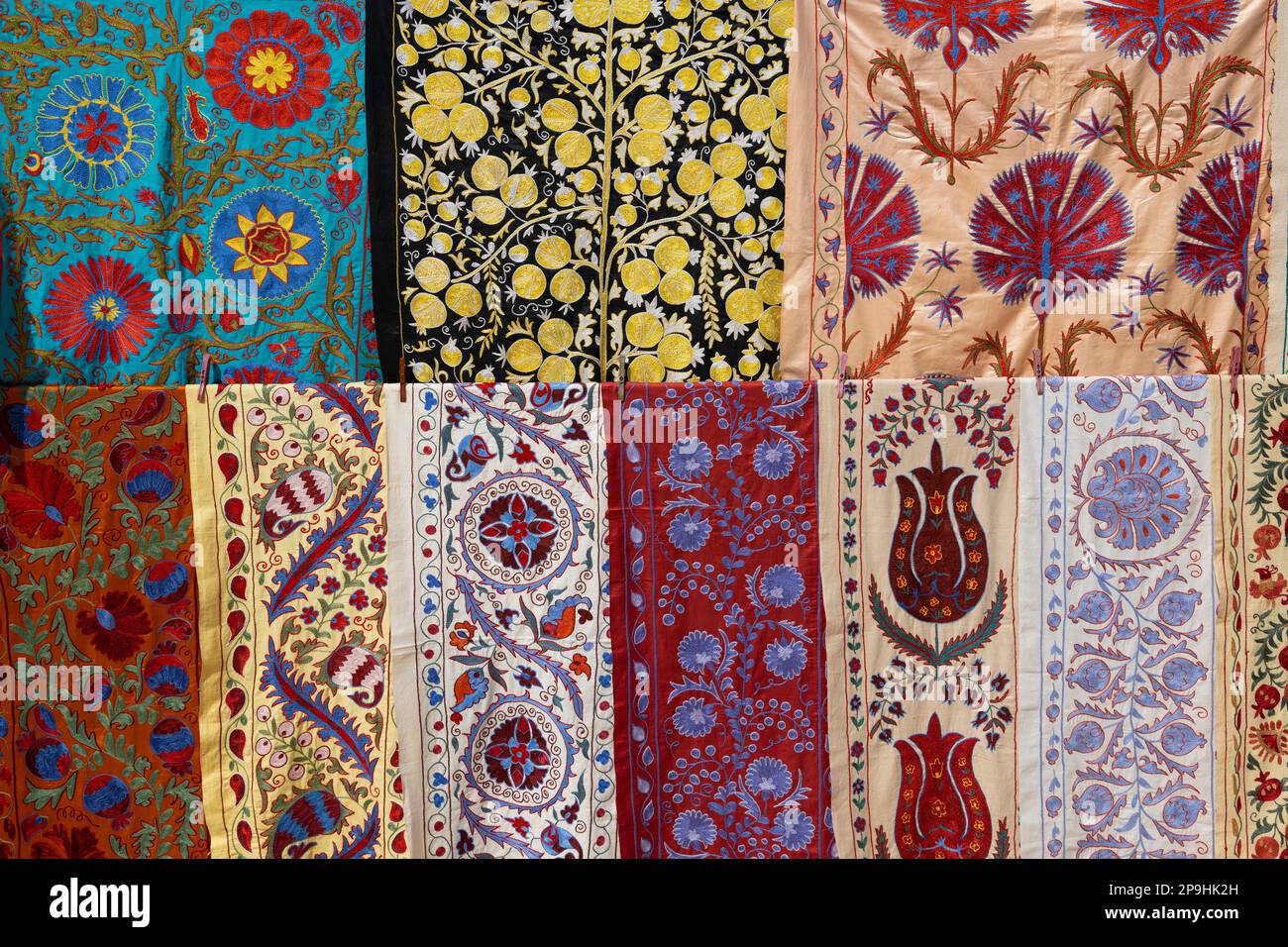 BUKHARA, UZBEKISTAN - 10 SETTEMBRE 2022: Frammenti di tessuti con ricami tradizionali UZBEKI a mano da vicino Foto Stock