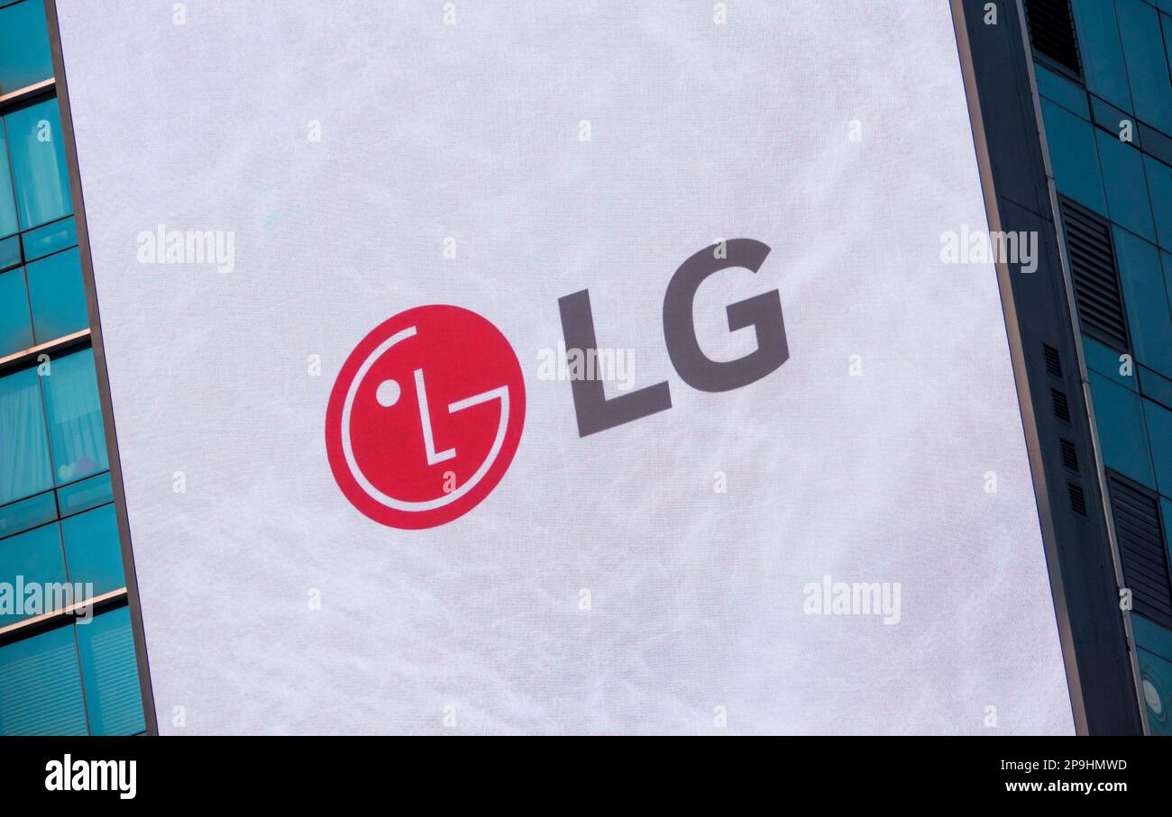 LG Electronics, 7 marzo 2023 : il logo aziendale di LG Electronics è visto su una scheda pubblicitaria a LED a Seoul, Corea del Sud. Credit: Lee Jae-won/AFLO/Alamy Live News Foto Stock