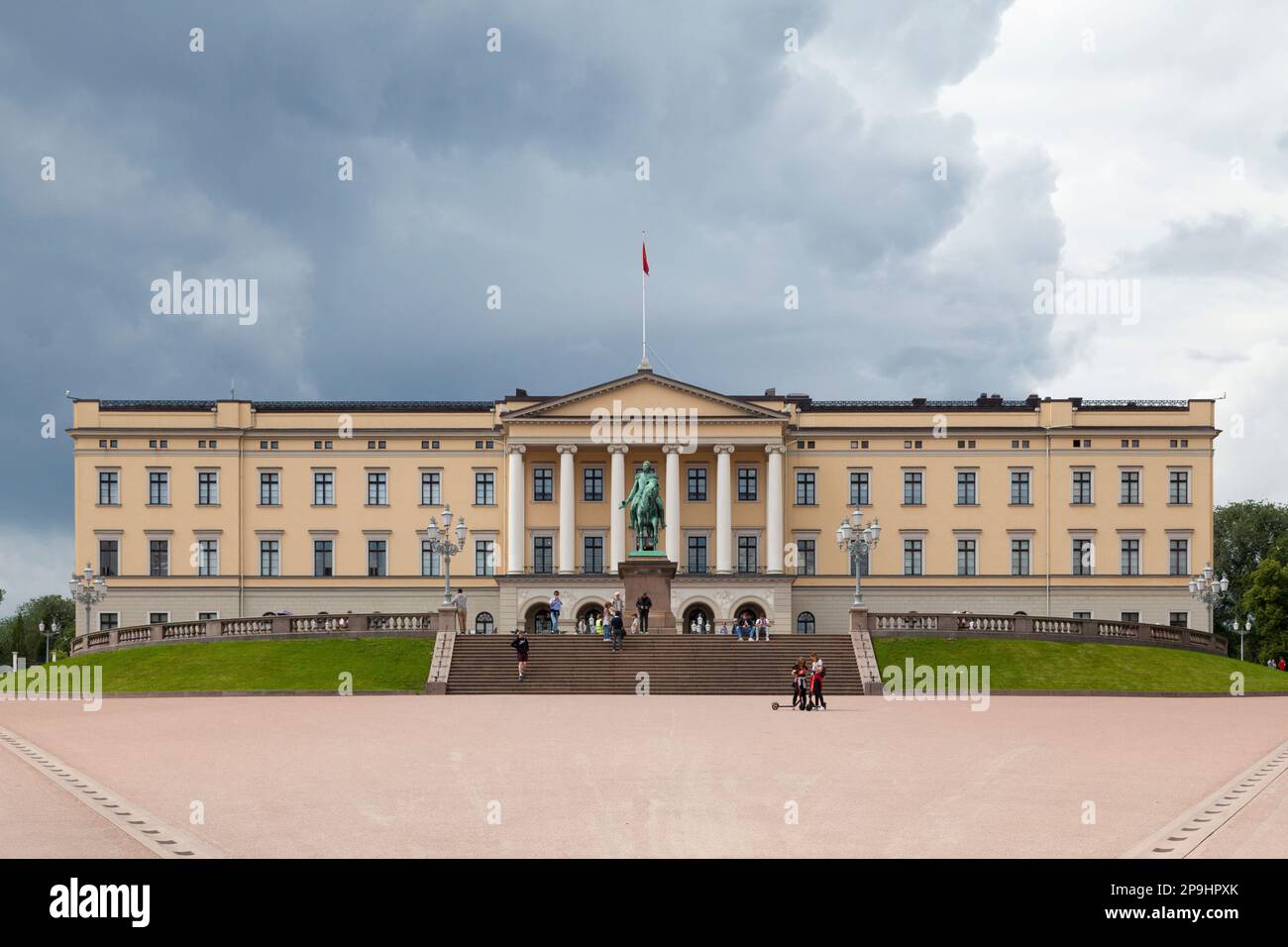 Oslo, Norvegia - Giugno 26 2019: Il Palazzo reale (norvegese: Slottet o formalmente Det kongelige slott) è stato costruito nella prima metà del 19th ° secolo AS Foto Stock