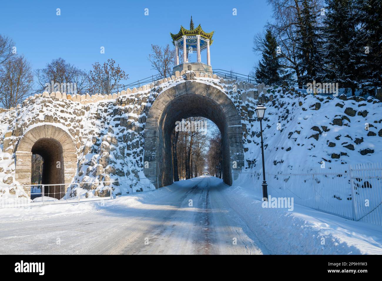 Antico Arco di Caprice Grande nel pomeriggio di febbraio. Tsarskoye Selo. Sobborghi di San Petersburg, Russia Foto Stock