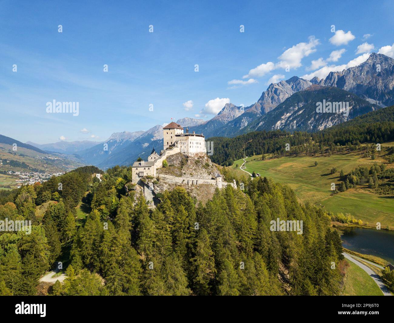 Tarasp, Svizzera - Settembre 29,2018: Veduta aerea del Castello Tarasp (costruito nel 11th ° secolo) nelle Alpi svizzere, Canton Grigioni o Graubuendon, Svizzera Foto Stock