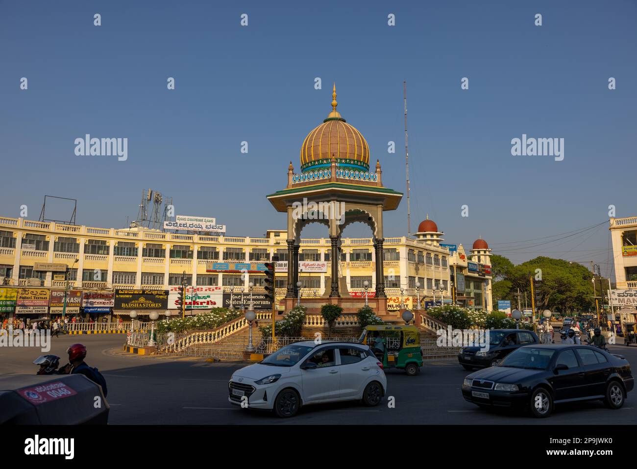 Vista sul traffico cittadino del trafficato cerchio K R (Rotary) all'incrocio tra Devaraj Urs Road e Sayyaji Rao Road, Mysuru, Mysore, Karnataka, India. Foto Stock