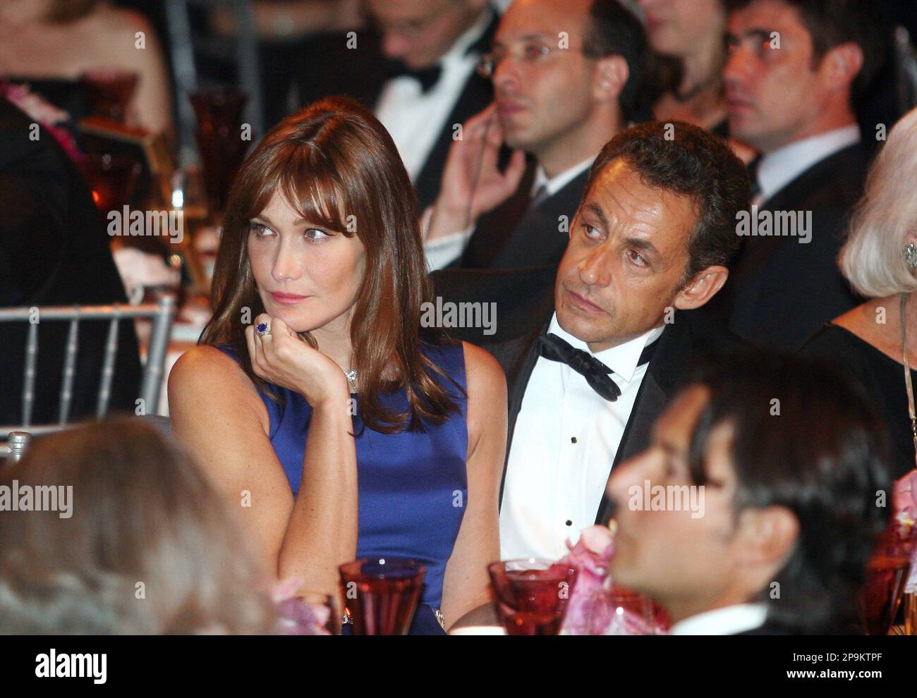 French President Nicolas Sarkozy and his wife Carla Bruni-Sarkozy listen to  speakers at The Elie Wiesel Foundation Humanitarian Award Dinner in New  York Monday, Sept. 22, 2008 (AP Photo/David Karp Foto stock -