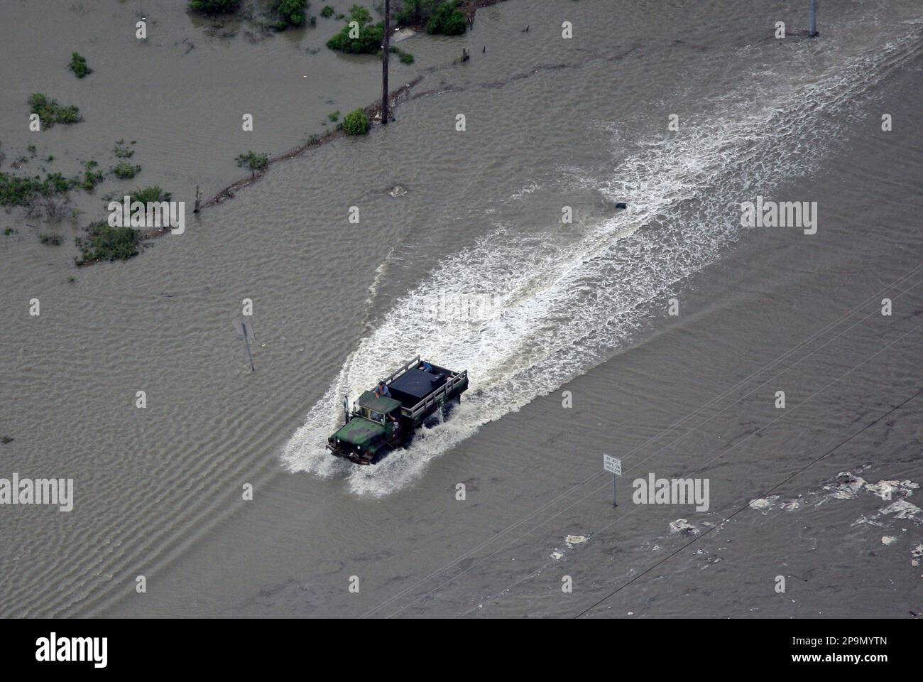 A truck moves through floodwaters in Bolivar Peninsula, Texas as Hurricane Ike approaches Friday, Sept. 12, 2008. (AP Photo/David J. Phillip) Foto Stock