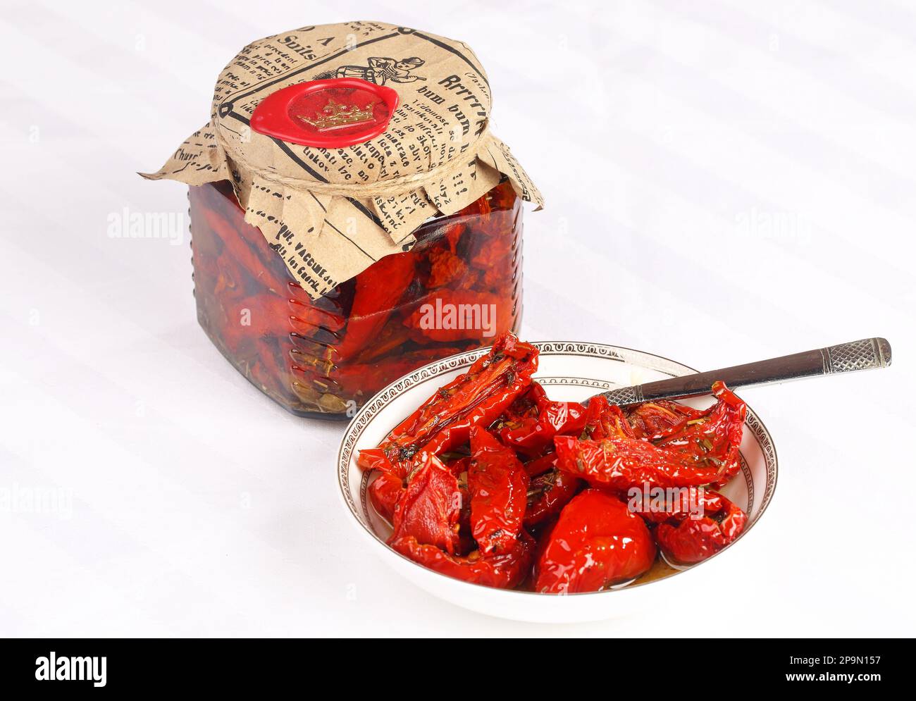 Gustosi pomodori secchi su sfondo bianco Foto Stock