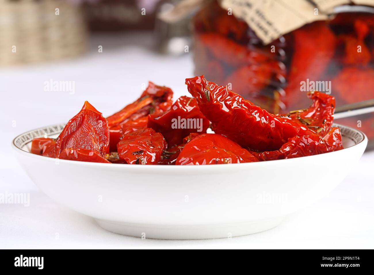 Gustosi pomodori secchi su sfondo bianco Foto Stock