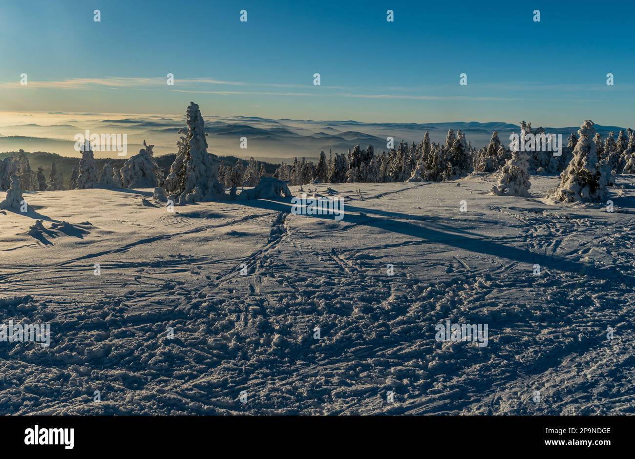 Vista dalla collina di Velka Raca in inverno Kysucke Beskydy montagne sui confini slovacchi - polacco Foto Stock