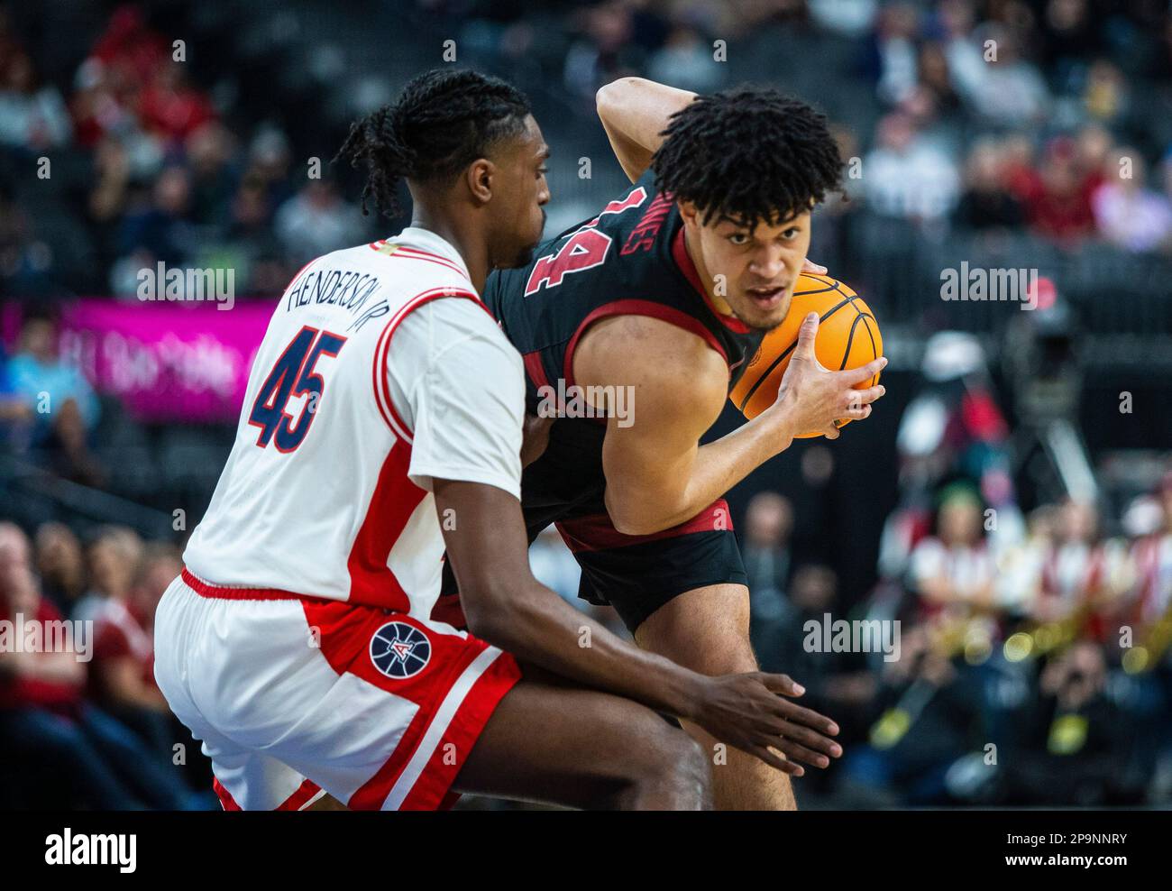 Marzo 09 2023 Las Vegas, NV, U.S.A. Stanford Forward Spencer Jones (14)cerca di superare la palla durante le finali trimestrali del torneo di pallacanestro maschile NCAA PAC 12 tra Arizona Wildcats e i Cardinali di Stanford. L'Arizona ha battuto Stanford 95-84 alla T Mobile Arena di Las Vegas, Nevada. Thurman James/CSM Foto Stock