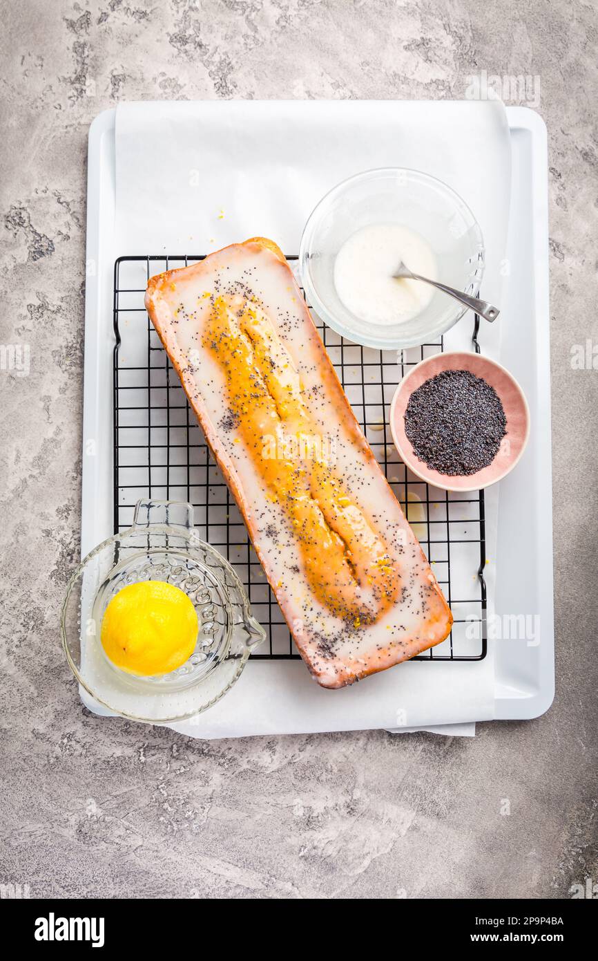 Torta di papavero al limone con zucchero a velo dolce, polpa di limone Foto Stock