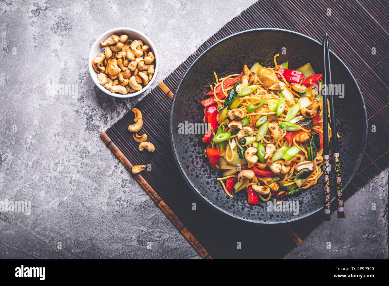 Mescolare gli spaghetti saltati con pollo, verdure e anacardi tostati Foto Stock