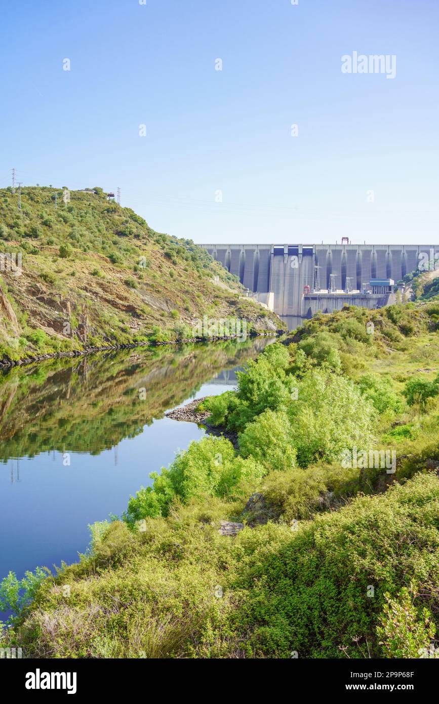 La diga di Alcántara, conosciuta anche come la diga di José María de Oriol, è una diga sul fiume Tago, nella provincia di Cáceres, in Spagna Foto Stock
