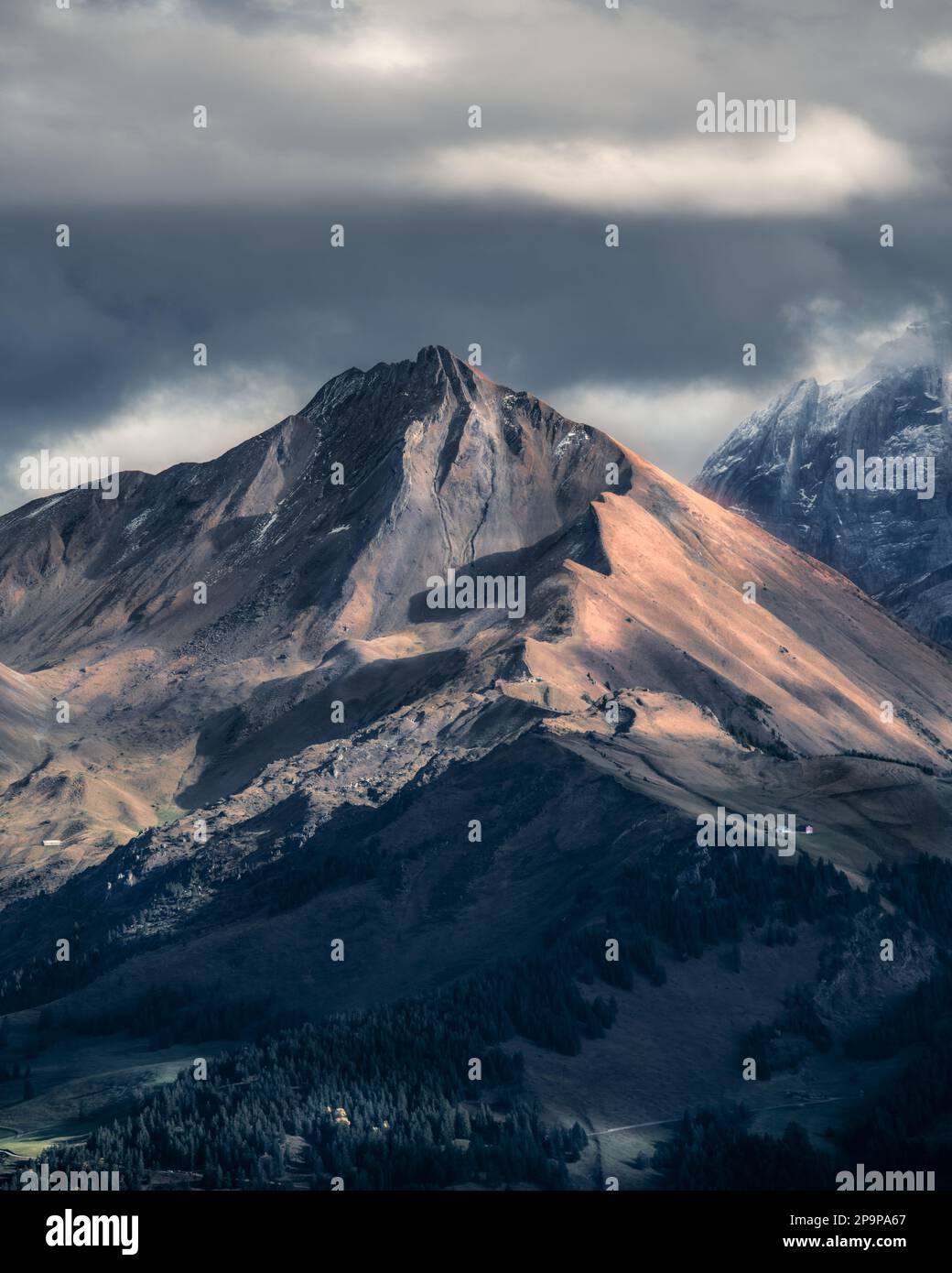 Una montagna sotto il cielo nuvoloso Foto Stock