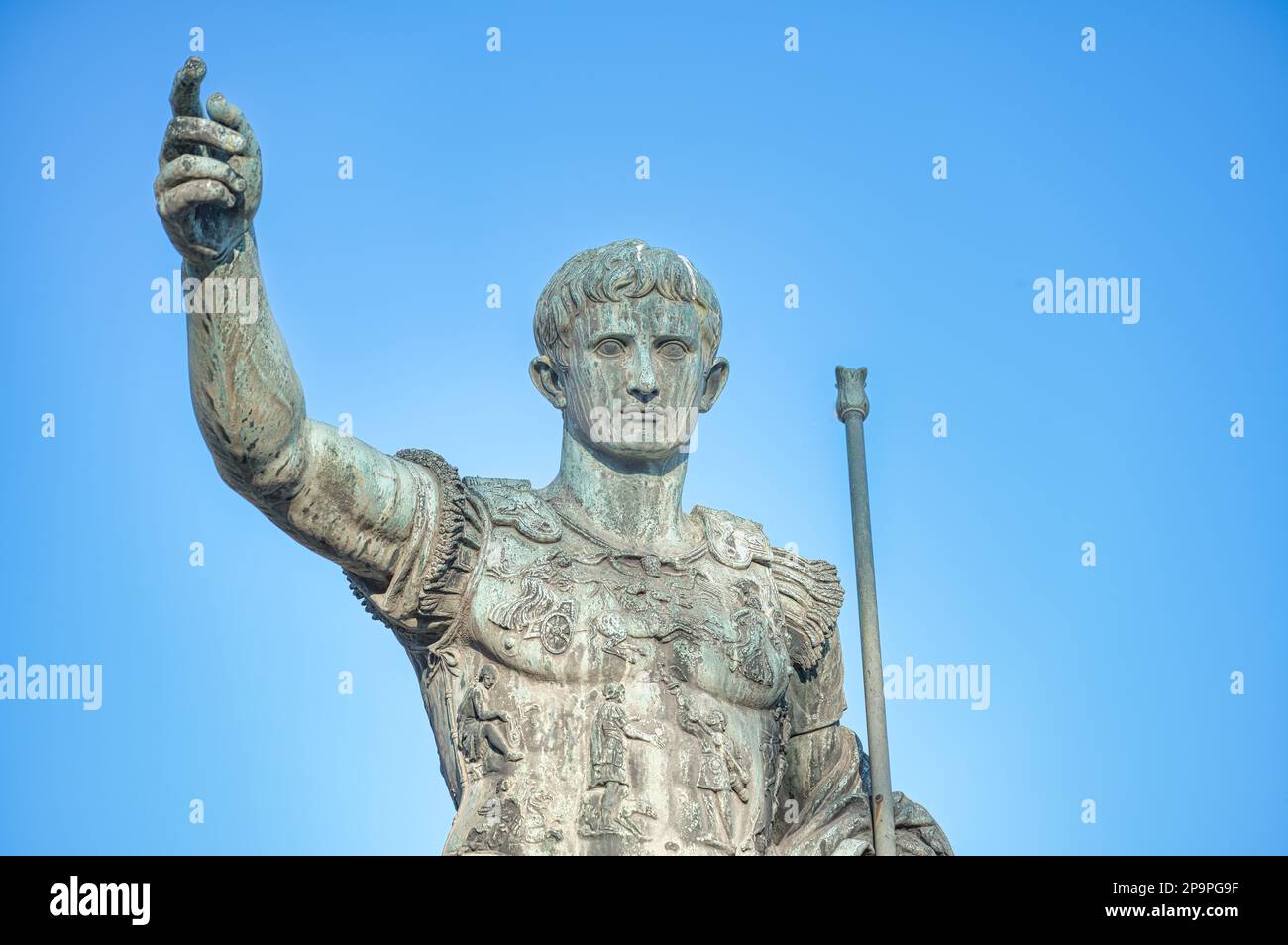 Particolare della statua dell'imperatore Ottaviano Augusto in via Roma fori Imperiali Foto Stock